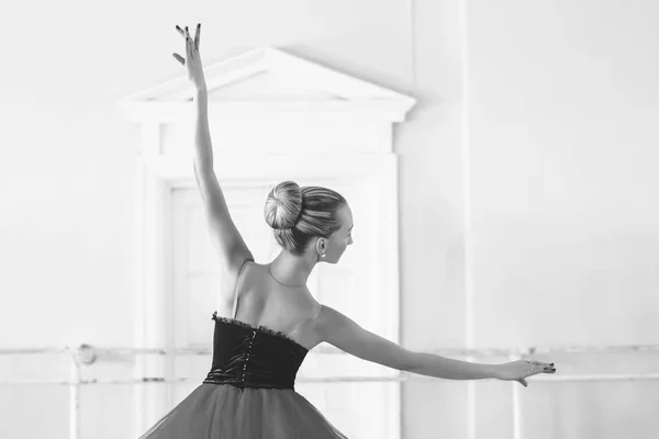 Bailarina en la sala de ballet —  Fotos de Stock