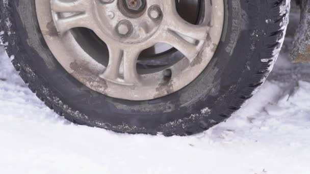 Het wiel is uitglijden in de sneeuw — Stockvideo
