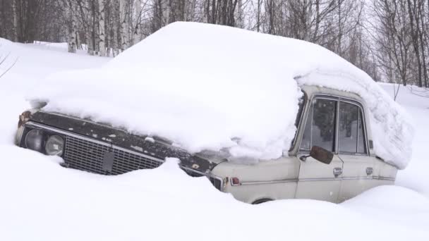 Den gamla bilen är full med snö — Stockvideo