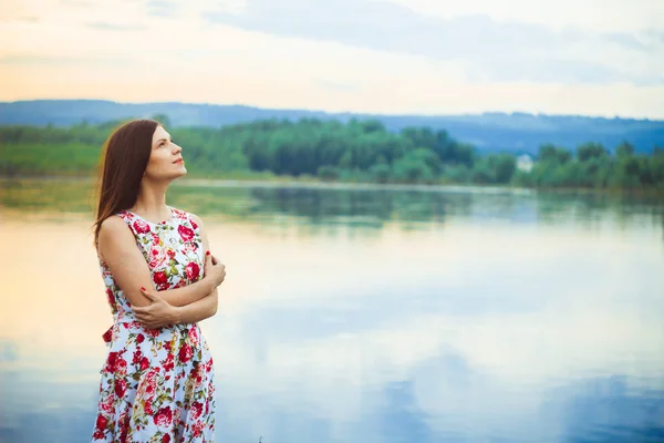 Žena v šatech řeka — Stock fotografie