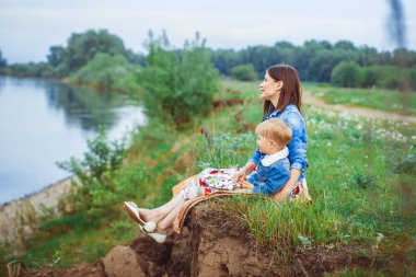Nehir kıyısında bir çocuk ile anne