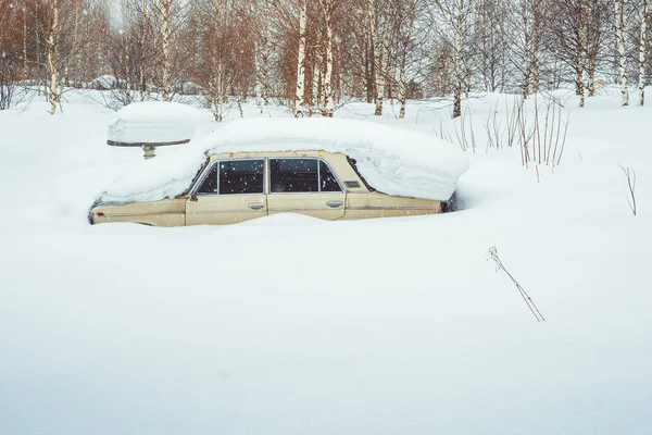 Novokuzneck, russland - 24.02.2018: das alte Auto ist mit Schnee übersät — Stockfoto