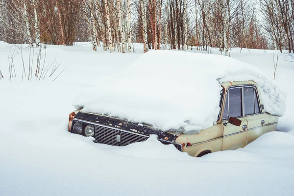 Novokuzneck, Російська Федерація - 24.02.2018: старий автомобіль було багато снігу — стокове фото