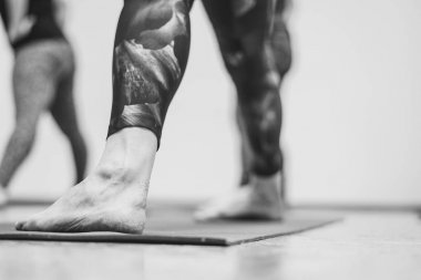 Koridorda yoga yaparken kız
