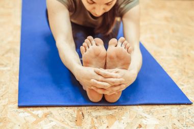 Koridorda yoga yaparken kız