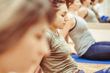 Koridorda yoga yaparken kız