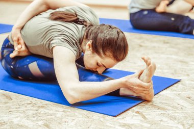 Koridorda yoga yaparken kız