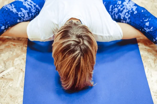 Chica haciendo yoga en la sala — Foto de Stock