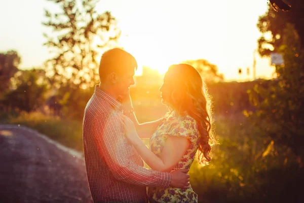 Casal amoroso nos últimos raios do sol em — Fotografia de Stock