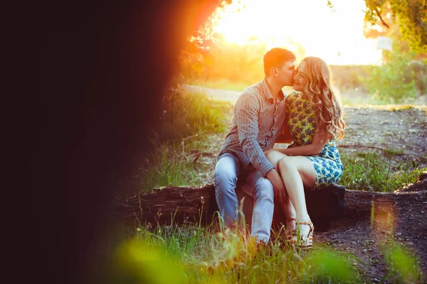 Casal amoroso nos últimos raios do sol em — Fotografia de Stock