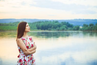 Bir nehir içinde kadın