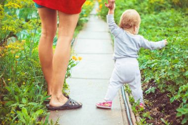 Çocuk çimenlerin üzerinde yürümeyi öğrenir