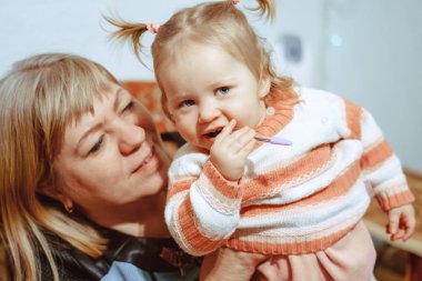 küçük kız evde ayakta