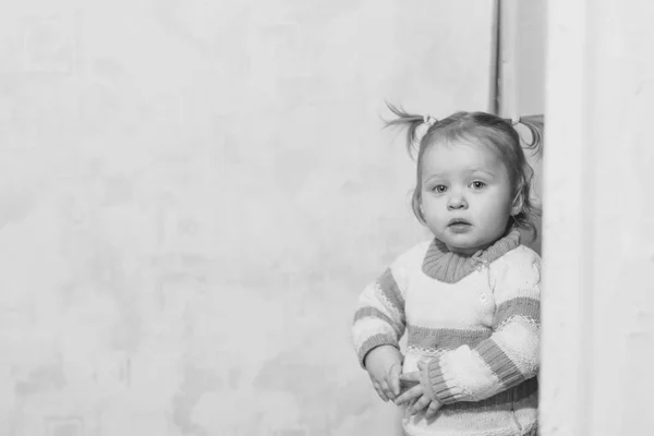 Bambina in piedi a casa — Foto Stock