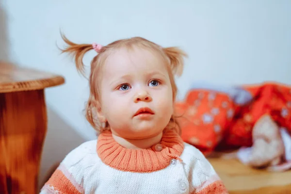 Liten flicka stående hemma — Stockfoto