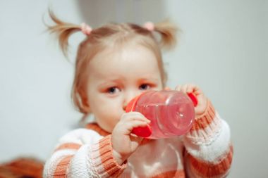 küçük kız bir Şişeden içme