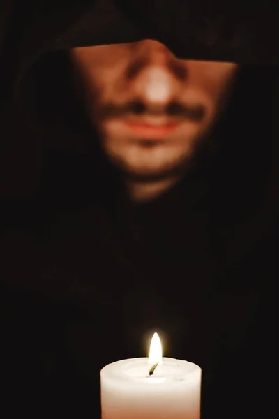 Un monje con una vela —  Fotos de Stock