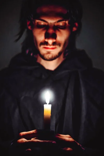 Um monge com uma vela — Fotografia de Stock