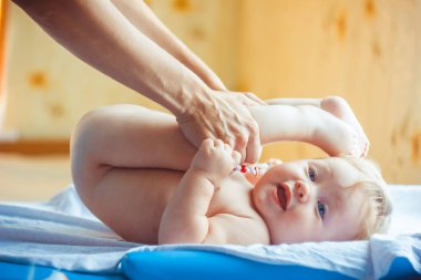 küçük bir çocuk sayfa üzerinde yatıyor