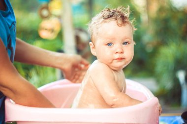 Çocuk bir banyo banyo