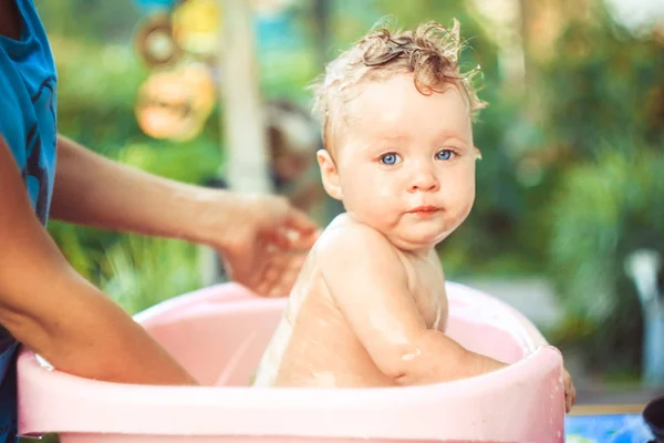 Ребенок купается в ванне — стоковое фото