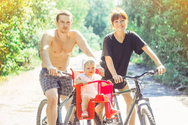 Папа с дочерью на велосипеде — стоковое фото