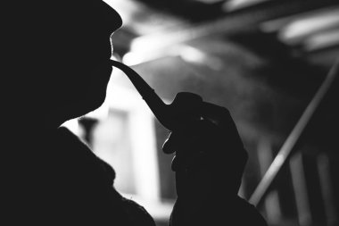 Bir adam bir boru Sigara