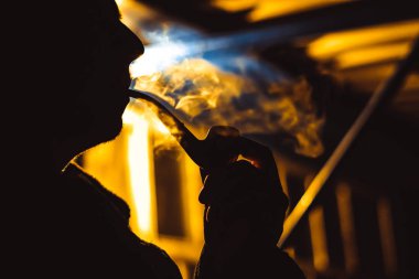 Bir adam bir boru Sigara