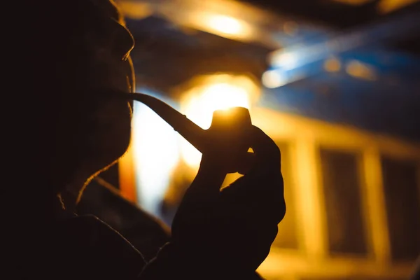 Un homme fumant une pipe — Photo