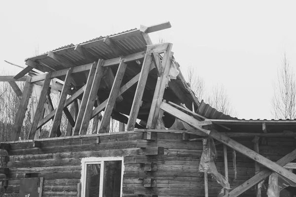 Novokuzneck, Ryssland - 29.04.2017: kollapsat tak av ett trähus — Stockfoto