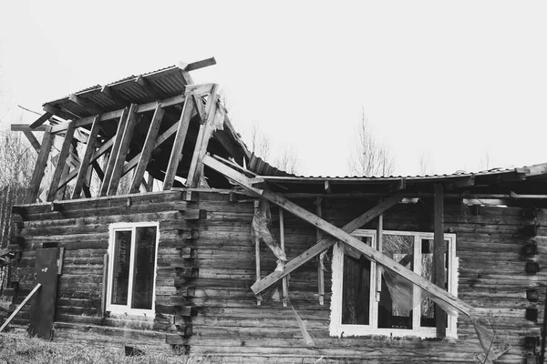 Novokuzneck, ロシア連邦 - 29.04.2017: 木造住宅の折りたたまれた屋根 — ストック写真