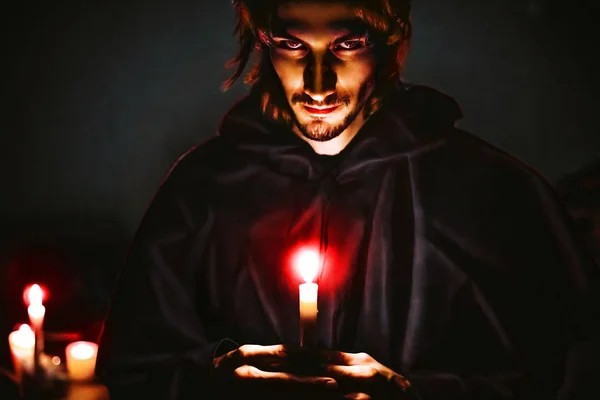 Злий чаклун зі свічкою — стокове фото