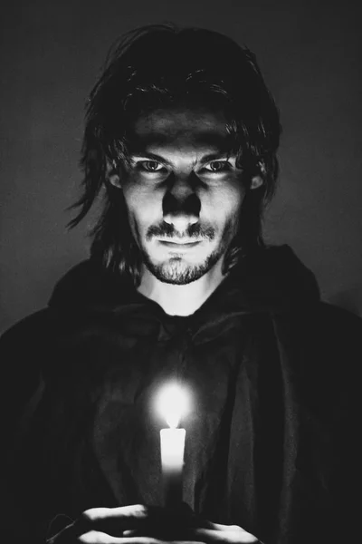 Злий чаклун зі свічкою — стокове фото