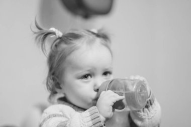 küçük kız bir Şişeden içme