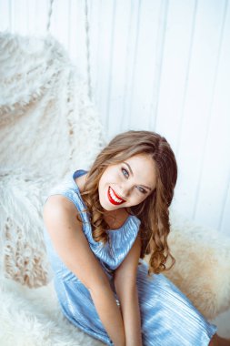 kadın stüdyoda bir salıncak üzerinde