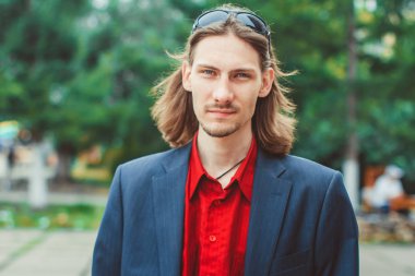 uzun saçlı ceketli çocuk