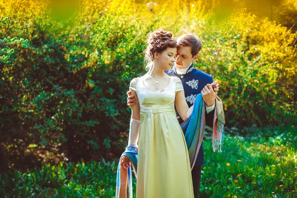 Pareja en trajes hermosos — Foto de Stock