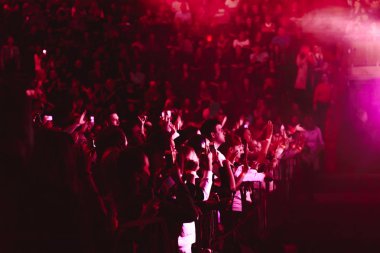 Novokuzneck, Rusya - 02.04.2018: insanlar konserinde