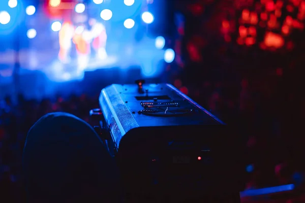 Zoeklichten tijdens een concert — Stockfoto