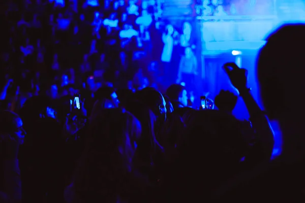 Novokuzneck, Rússia - 02.04.2018: pessoas no concerto — Fotografia de Stock