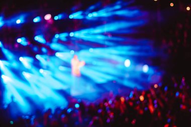 Projektörler bir konserde