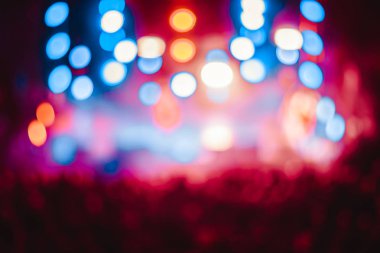 Projektörler bir konserde