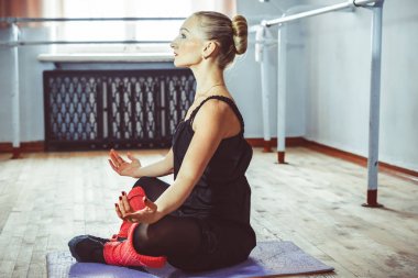 dansçı ısınma yapar