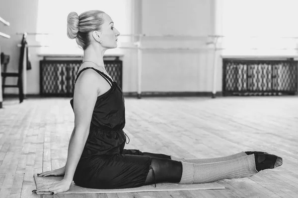 La bailarina hace el calentamiento —  Fotos de Stock