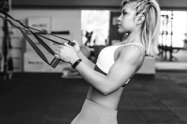 halatlar ile egzersizleri yapıyor kız