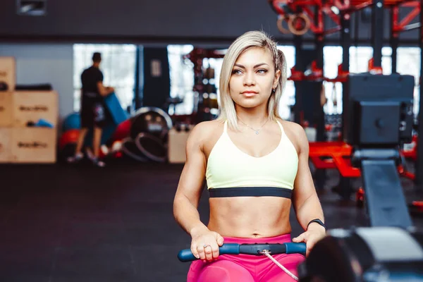 A lány részt vesz az edzőteremben fitness — Stock Fotó