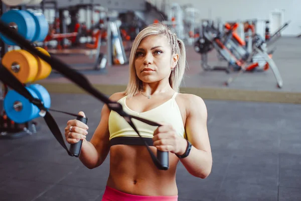 Chica haciendo ejercicios con cuerdas — Foto de Stock