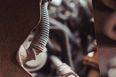 Bir yakından atış araba motoru hortumlar