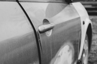 bir arabanın kapısını çizik