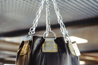 kum torbası salonda asılı